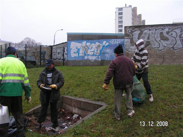 Berges de Seine, Orly, Choisy le Roi. Nettoyage civique aux alentours des campements des populations roumaines réfugiées.