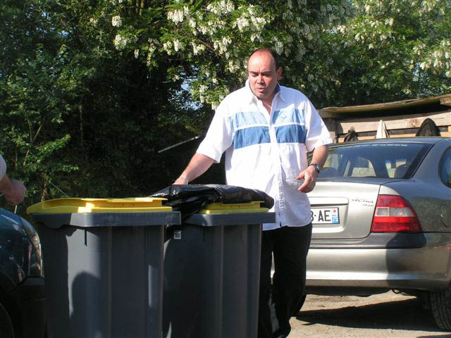 JOURNEE DE LA BIODIVERSITE ET DISTRIBUTION DE POUBELLES AUX CAMPS DE REFUGIES ROMS